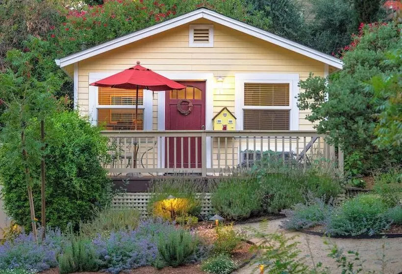 Aurora Park Cottages