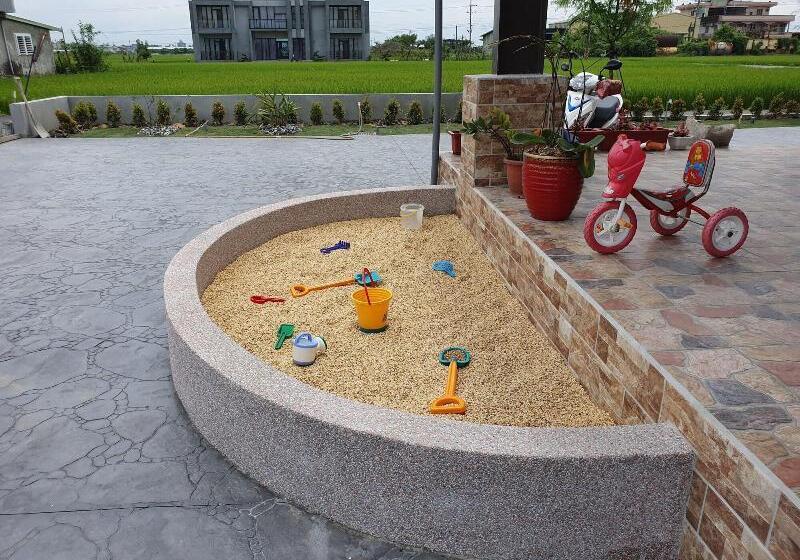 تختخواب و صبحانه Honeysuckle Family Castle