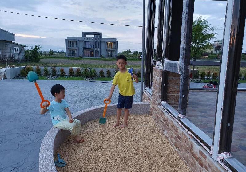 تختخواب و صبحانه Honeysuckle Family Castle