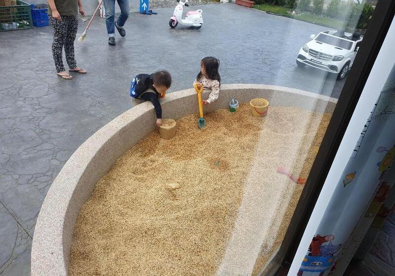 تختخواب و صبحانه Honeysuckle Family Castle