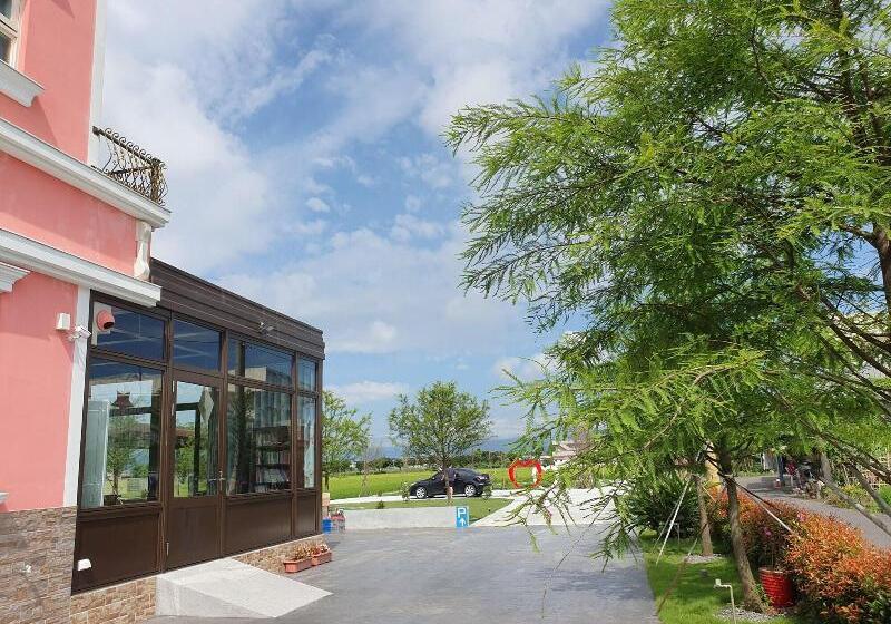 تختخواب و صبحانه Honeysuckle Family Castle