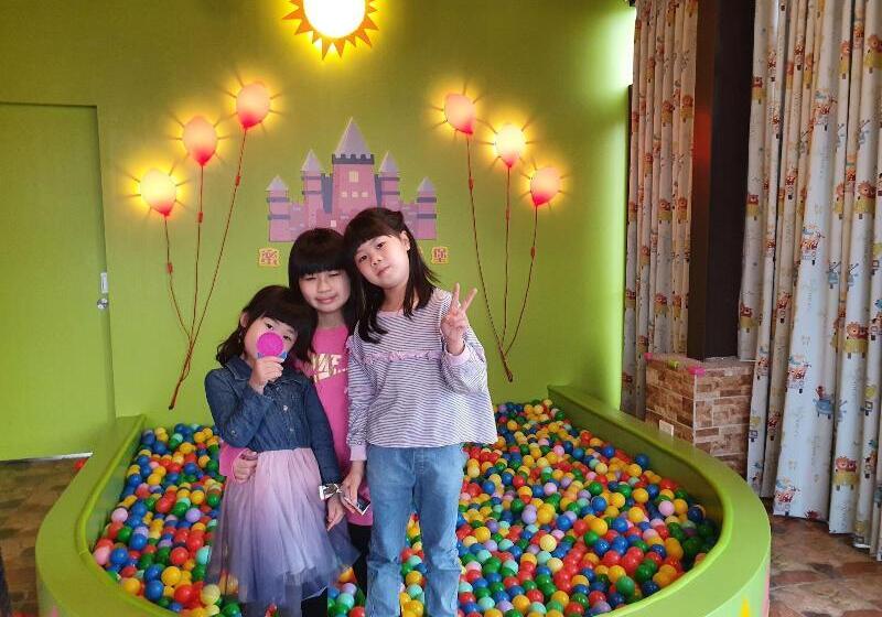 تختخواب و صبحانه Honeysuckle Family Castle