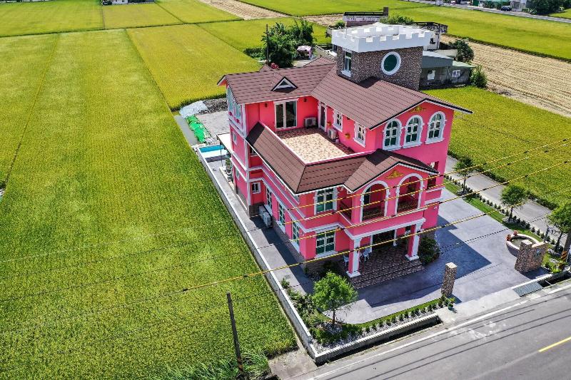 تختخواب و صبحانه Honeysuckle Family Castle