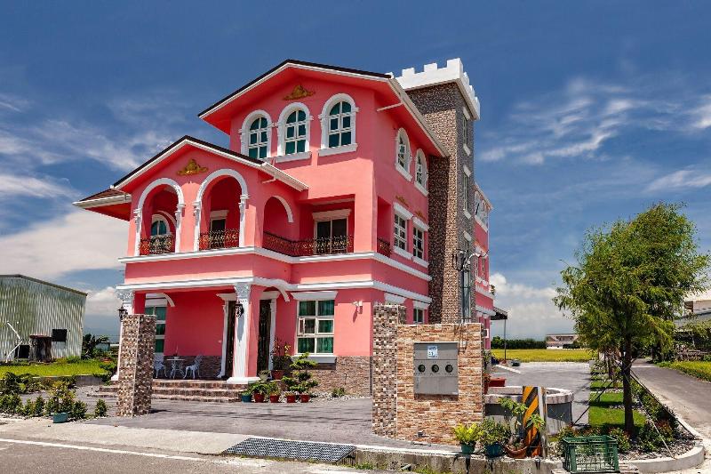 تختخواب و صبحانه Honeysuckle Family Castle