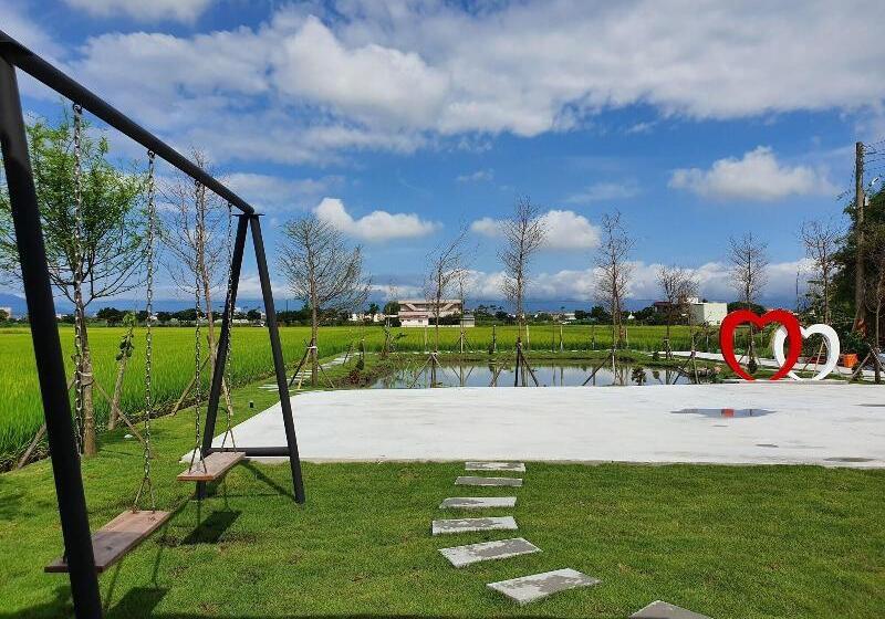 تختخواب و صبحانه Honeysuckle Family Castle