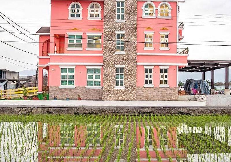 تختخواب و صبحانه Honeysuckle Family Castle