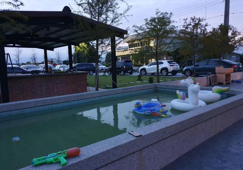 تختخواب و صبحانه Honeysuckle Family Castle