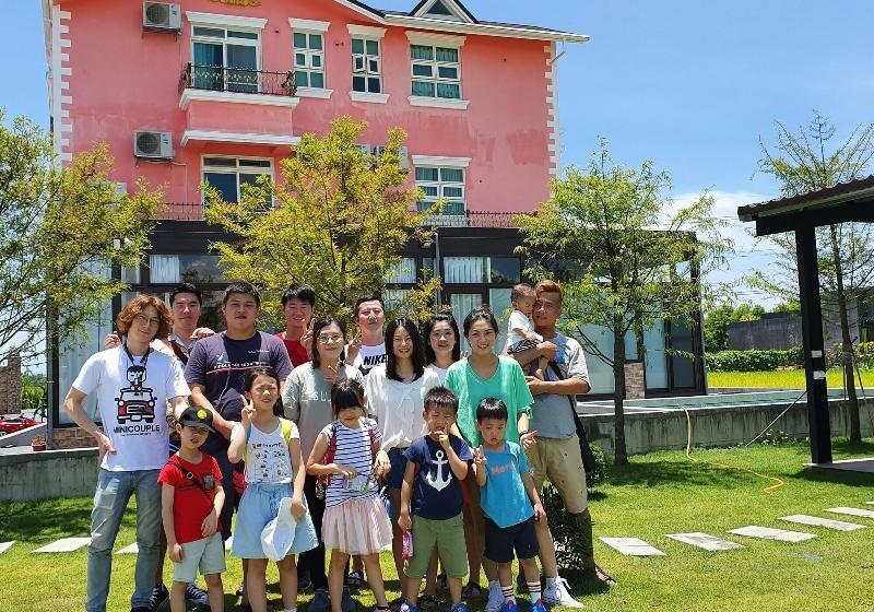 تختخواب و صبحانه Honeysuckle Family Castle