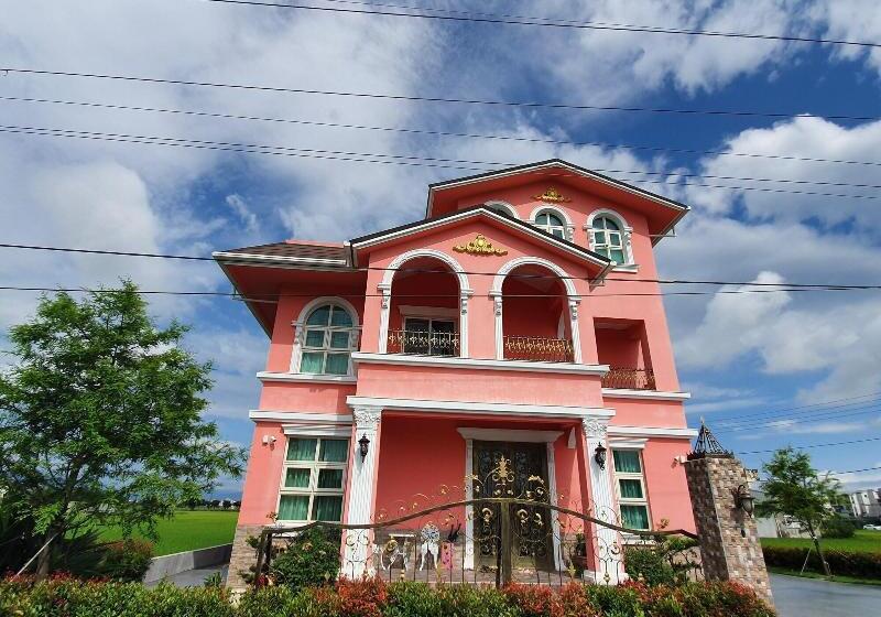 تختخواب و صبحانه Honeysuckle Family Castle