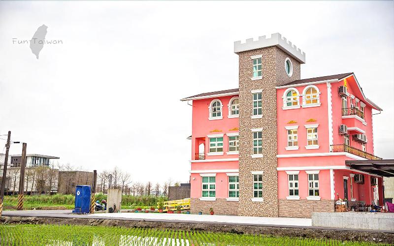 تختخواب و صبحانه Honeysuckle Family Castle