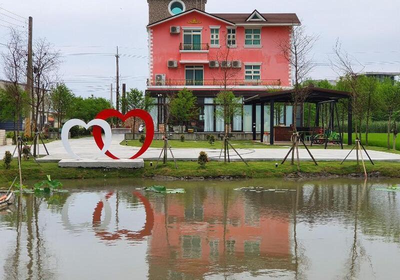 تختخواب و صبحانه Honeysuckle Family Castle