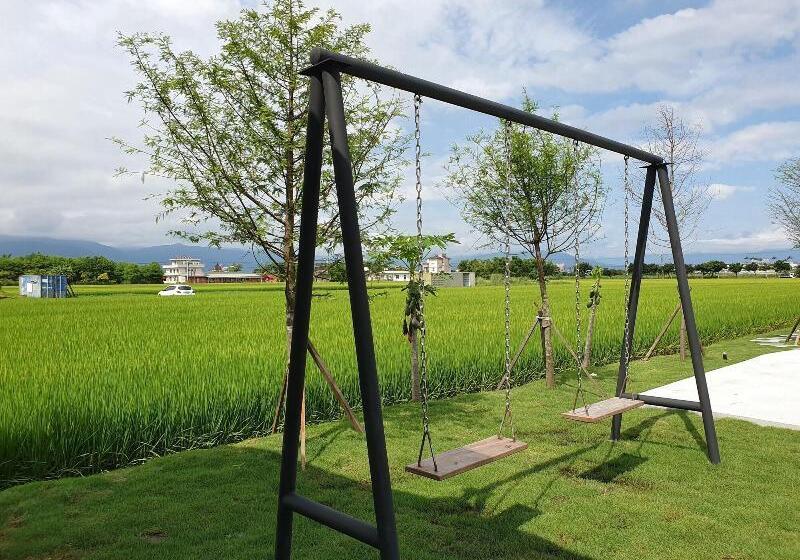 تختخواب و صبحانه Honeysuckle Family Castle