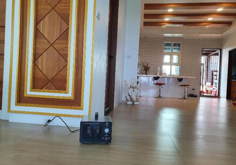 تختخواب و صبحانه Honeysuckle Family Castle