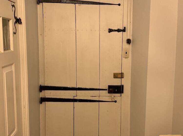 تختخواب و صبحانه The Avenue Guesthouse And Gallery