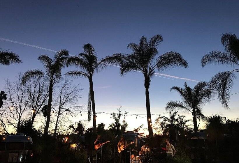 Отель Caravan Outpost