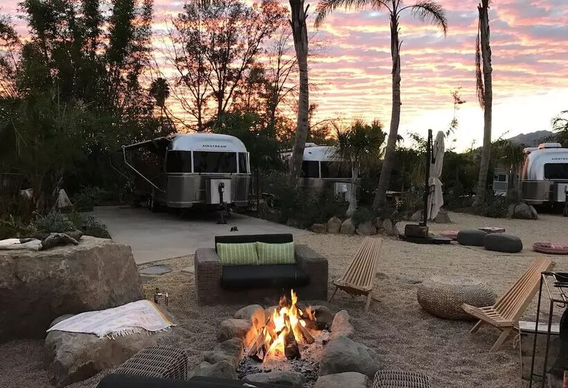 Hotelli Caravan Outpost