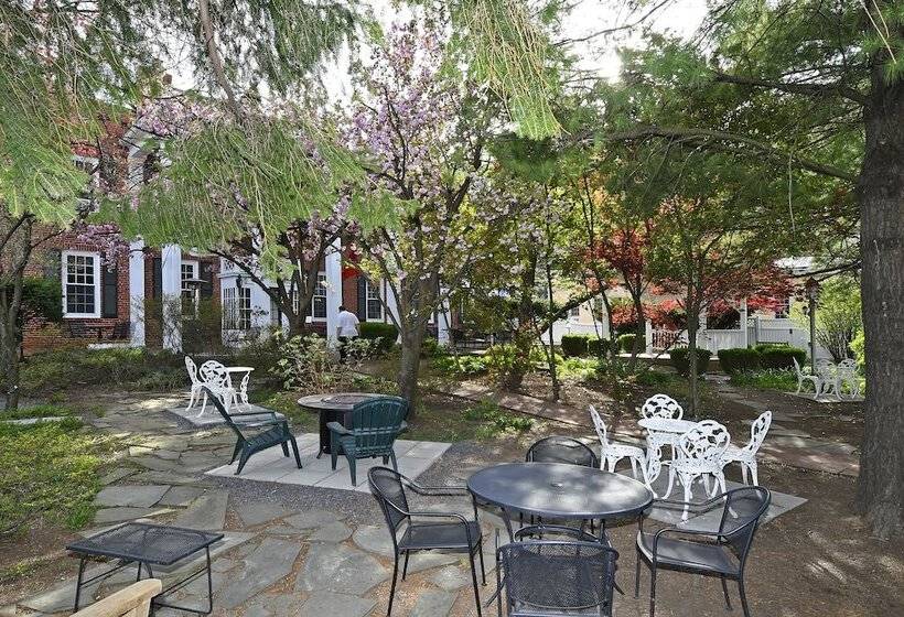 هتل The Country Inn Of Berkeley Springs