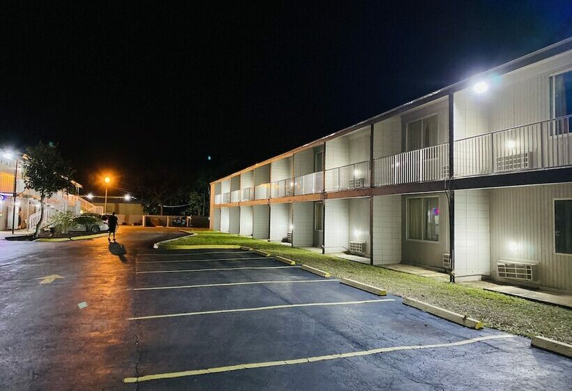 فندق على الطريق Host Inn