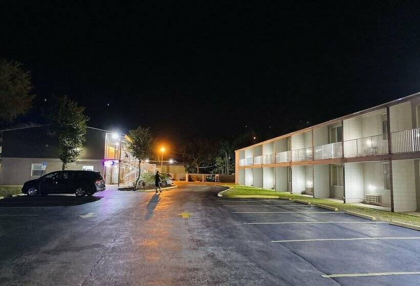 فندق على الطريق Host Inn