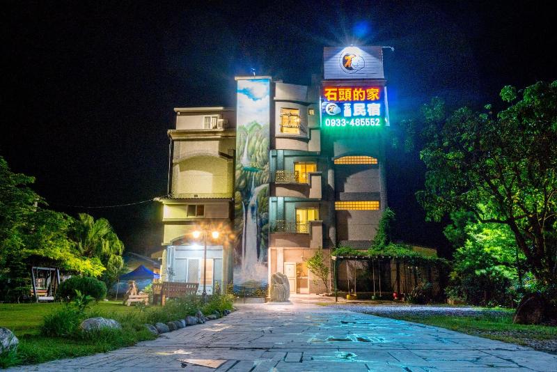 تختخواب و صبحانه Suto House