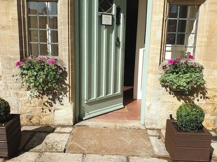 تختخواب و صبحانه The Old New Inn