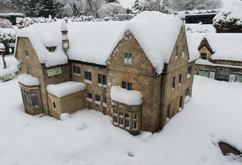 تختخواب و صبحانه The Old New Inn