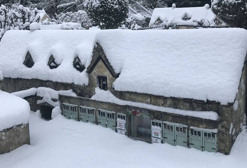 تختخواب و صبحانه The Old New Inn