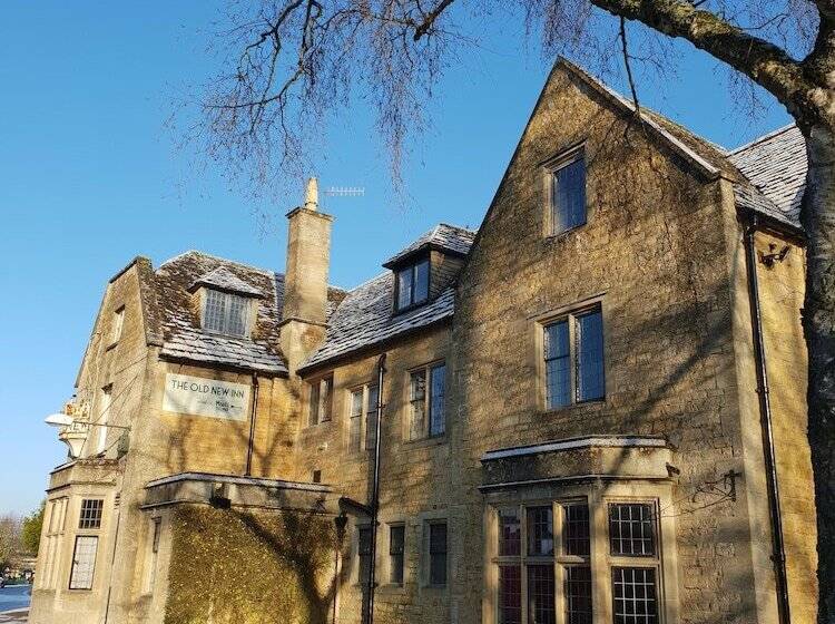 تختخواب و صبحانه The Old New Inn