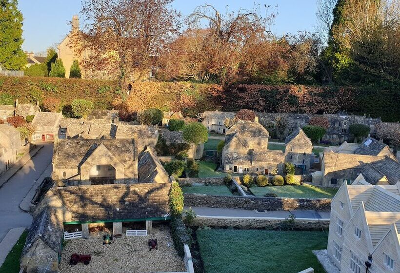 تختخواب و صبحانه The Old New Inn