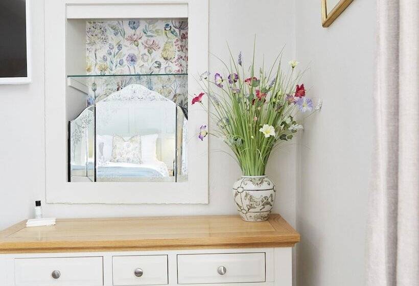 تختخواب و صبحانه The Old New Inn