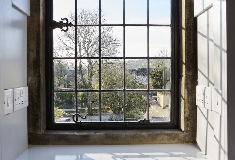 تختخواب و صبحانه The Old New Inn