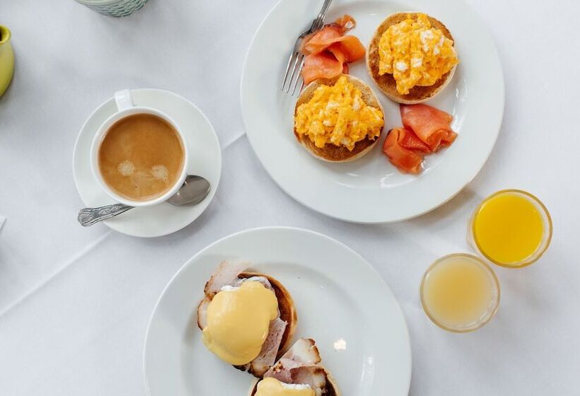 تختخواب و صبحانه The Old New Inn