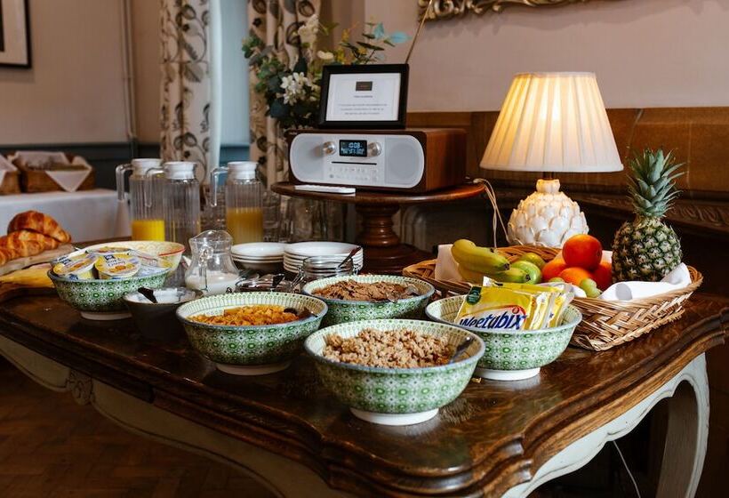 تختخواب و صبحانه The Old New Inn