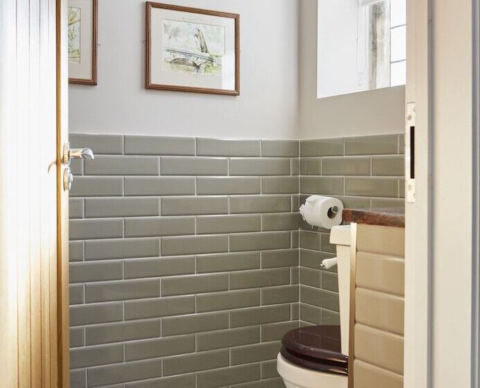 تختخواب و صبحانه The Old New Inn