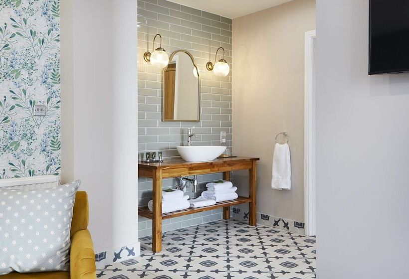 تختخواب و صبحانه The Old New Inn