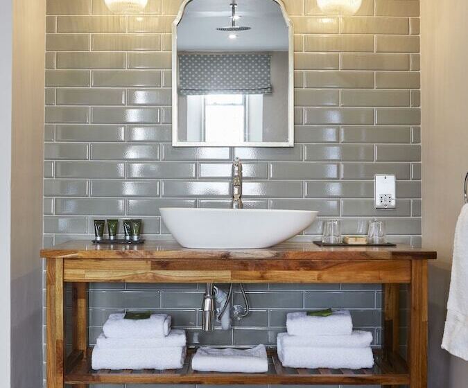 تختخواب و صبحانه The Old New Inn