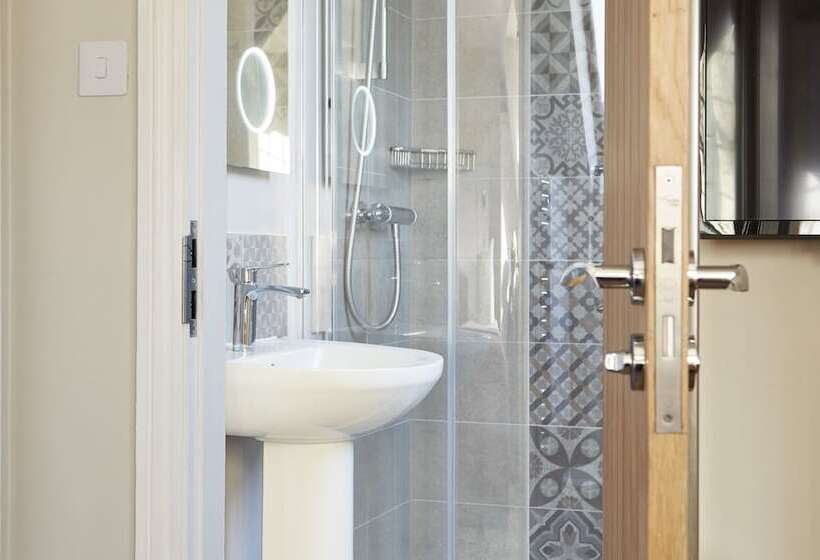 تختخواب و صبحانه The Old New Inn