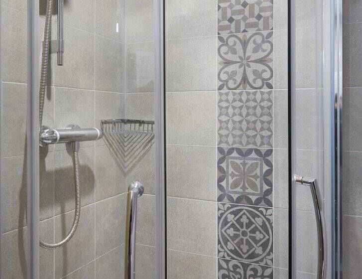 تختخواب و صبحانه The Old New Inn