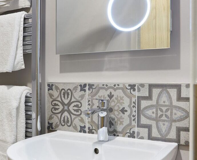 تختخواب و صبحانه The Old New Inn