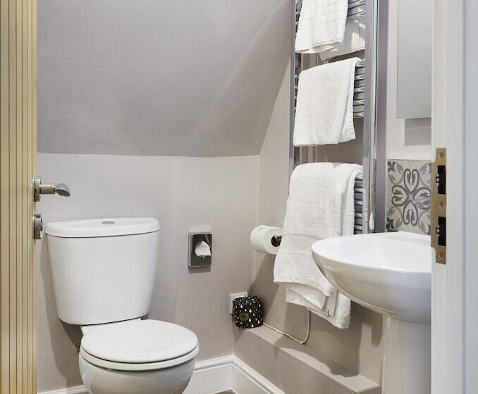 تختخواب و صبحانه The Old New Inn