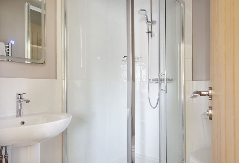 تختخواب و صبحانه The Old New Inn