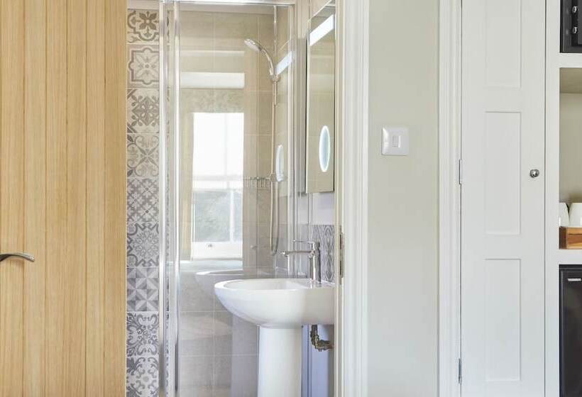 تختخواب و صبحانه The Old New Inn