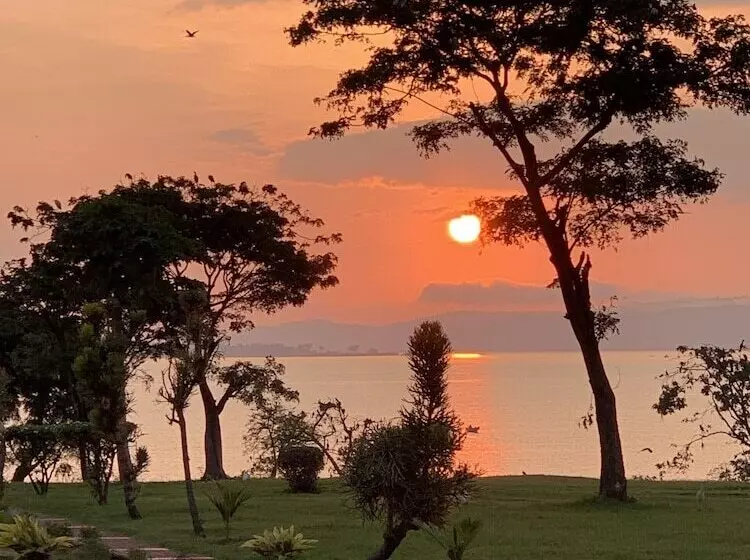 هتل Samuka Island Retreat