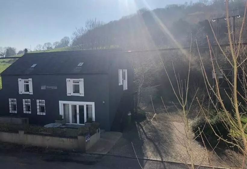 تختخواب و صبحانه Knockninny Country House & Marina