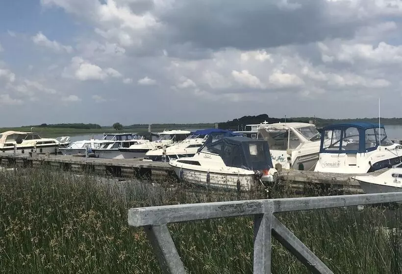 تختخواب و صبحانه Knockninny Country House & Marina