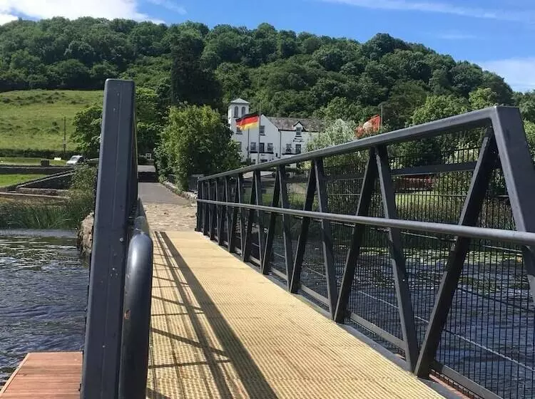 تختخواب و صبحانه Knockninny Country House & Marina