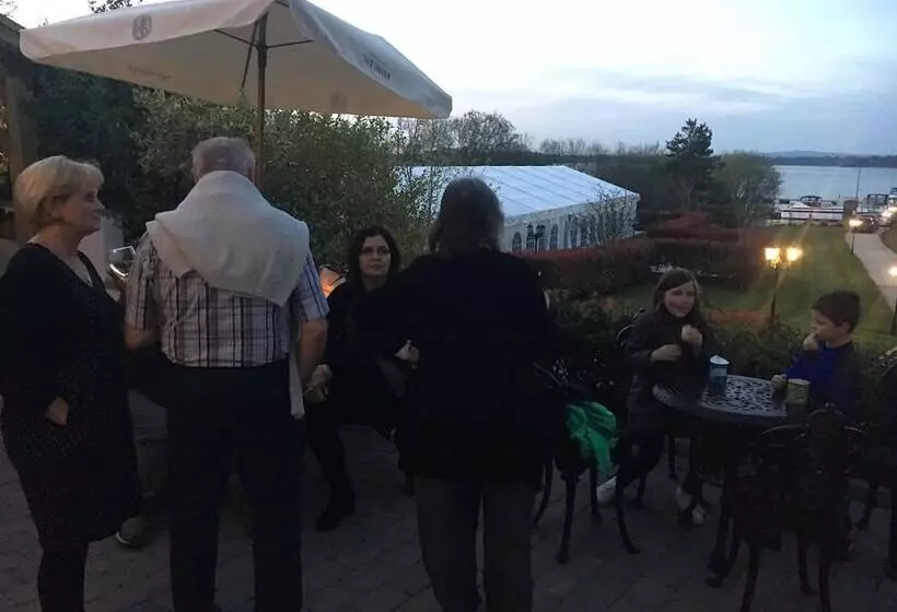 تختخواب و صبحانه Knockninny Country House & Marina