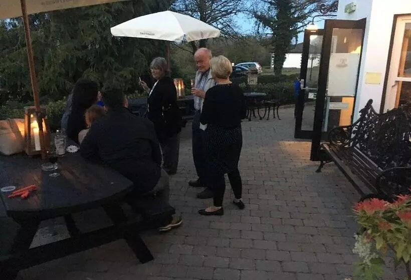 تختخواب و صبحانه Knockninny Country House & Marina