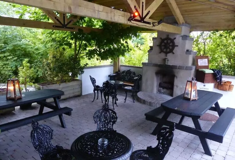 تختخواب و صبحانه Knockninny Country House & Marina