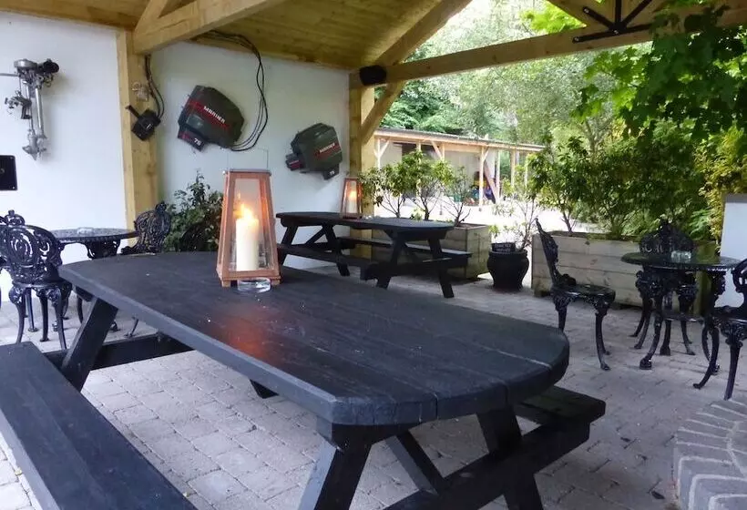 تختخواب و صبحانه Knockninny Country House & Marina